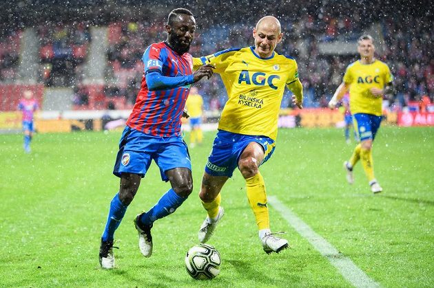 Joel Kayamba z Viktorie Plzeň a Tomáš Kučera z Teplic během utkání 20. kola Fortuna ligy.
