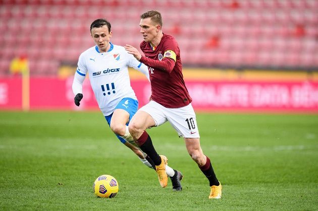 Daniel Tetour z Baníku Ostrava a Bořek Dočkal ze Sparty během utkání osmifinále MOL Cupu.