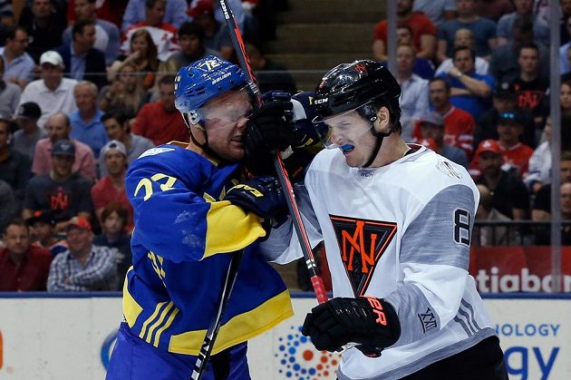 Švéd Patric Hornqvist (72) v souboji s obráncem Výběru Sverní Ameriky Jacobem Troubou (8).