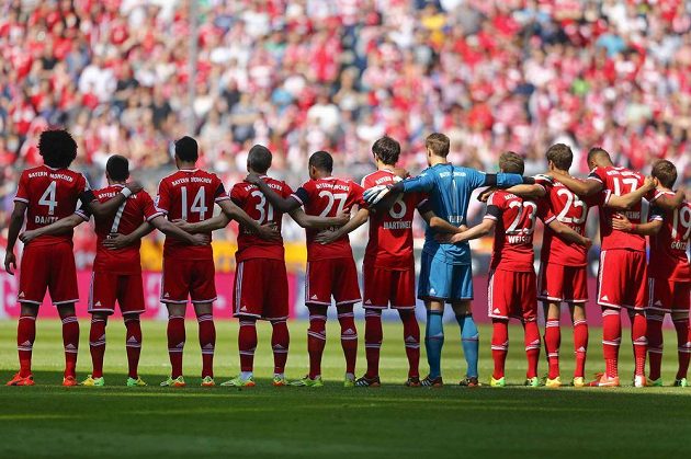 Fotbalisté Bayernu Mnichov drží minutu ticha za zesnulého trenéra Tita Vilanovu, někdejšího kouče Barcelony.