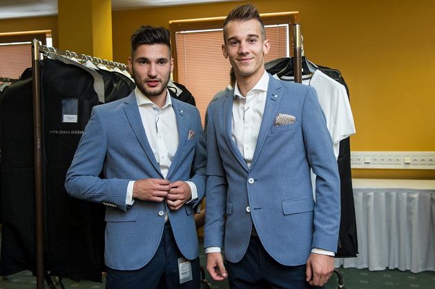 Michal Trávník (vlevo) a Václav Černý během zkoušení obleků na srazu reprezentace do 21 let před nadcházejícím ME v Polsku.