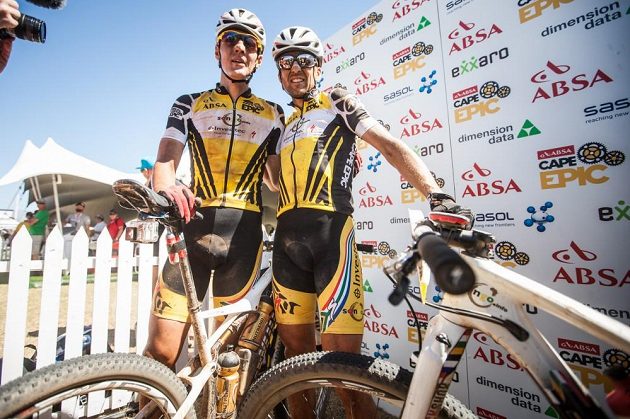 Jaroslav Kulhavý (vlevo) a Christoph Sauser z týmu Songo Specialized po jedné z etap Cape Epic 2015.