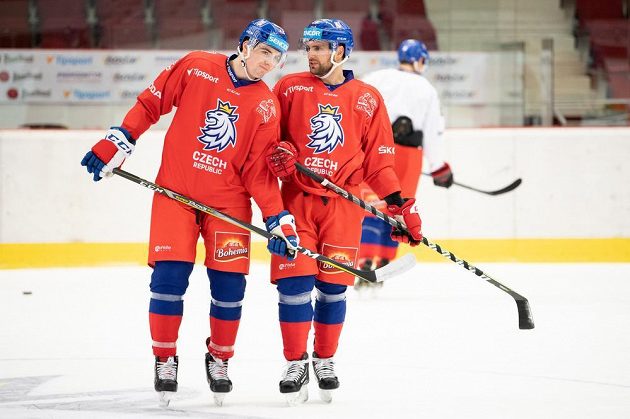 Filip Chytil (vlevo) a Robin Hanzl během tréninku hokejové reprezentace před přípravnými zápasy s Německem.