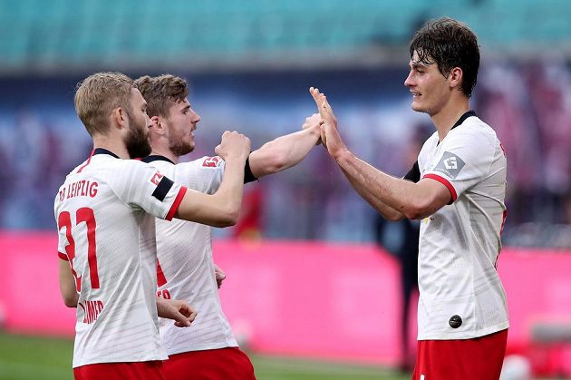 Útočník Lipska Patrik Schick se raduje z gólu proti Herthě Berlín s Konradem Laimerem (zcela vlevo) a Timem Wernerem.
