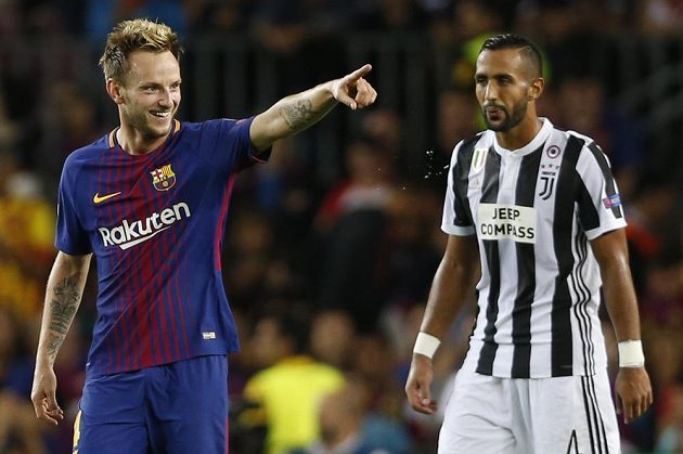Barcelonský Ivan Rakitič (vlevo) se raduje z gólu, na snímku s ním je Mehdi Benatia z Juventusu.