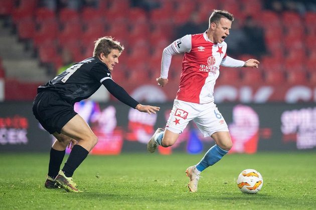 Jan Sýkora ze Slavie Praha a Sebastien Langr z Chrudimi během utkání 4. kola MOL Cupu.