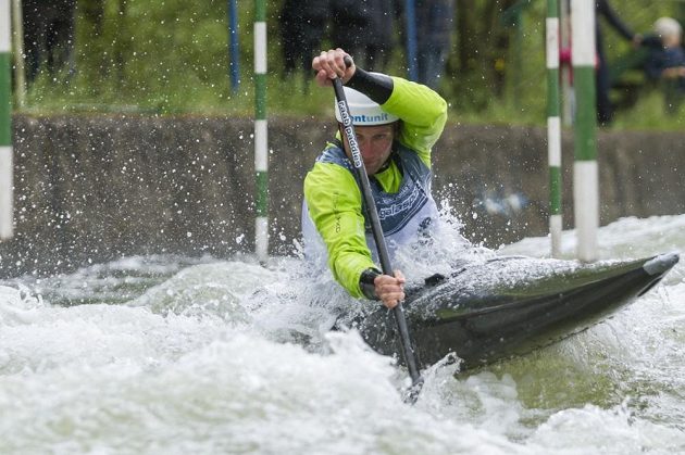 Vodní slalomář Jan Mašek při nominačním závodu na Trnávce.