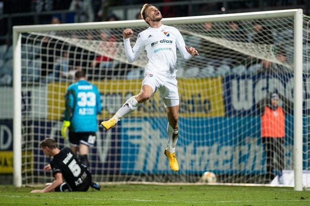 Fotbalista Baníku Ostrava Nemanja Kuzmanovič se raduje z gólu v Českých Budějovicích.