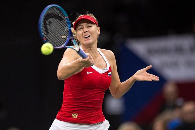 Ruská tenistka Maria Šarapovová ve druhém zápase s Karolínou Plíškovou ve finále Fed Cupu v Praze.