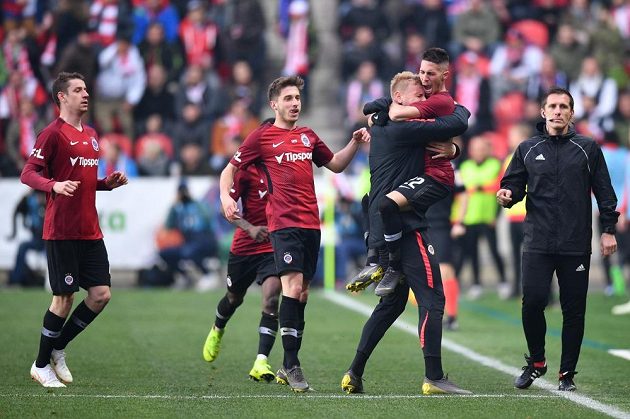 Hráči Sparty se radují z vyrovnávacího gólu na 1:1, který vstřelil Srdjan Plavšić (druhý zprava).