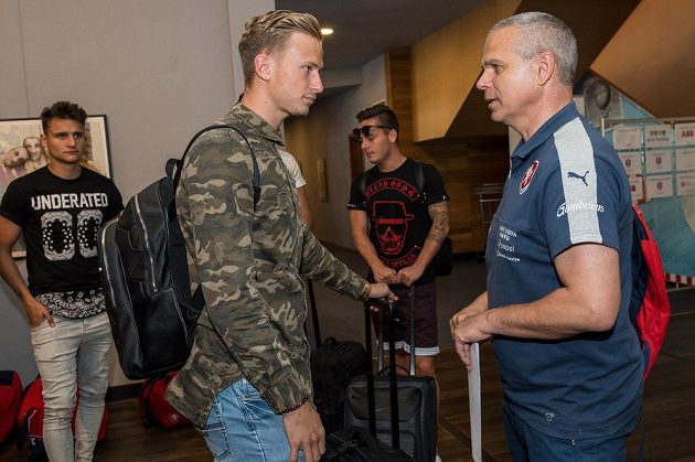 Antonín Barák (vlevo) a trenér Vítězslav Lavička během srazu reprezentace do 21 let před nadcházejícím ME v Polsku.