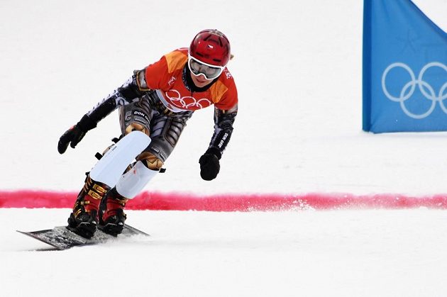 Ester Ledecká v akci v kvalifikační jízdě paralelního obřího slalomu na ZOH v Pchjončchangu.