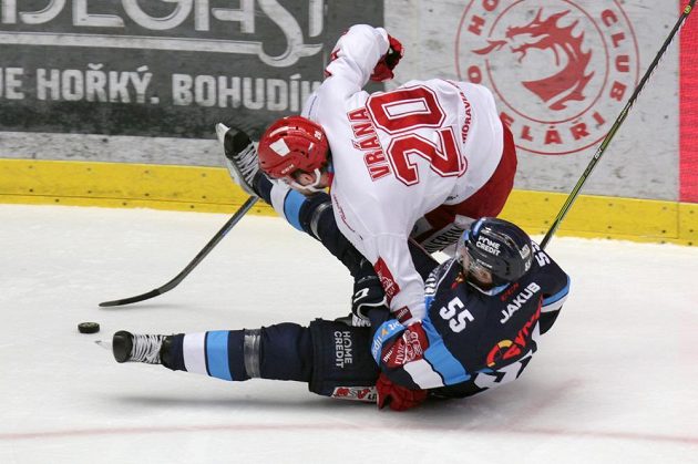 Petr Vrána z Třince, Martin Ševc z Liberce v tvrdém souboji během finále hokejové extraligy.