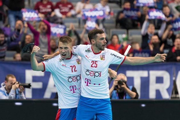 Radost Adama Delonga (vlevo) a Toma Ondruška v souboji s Lotyšskem. Jejich spolupráce zatím na MS funguje výborně.