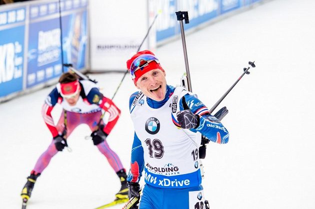 Český biatlonista Ondřej Moravec se raduje v cíli z druhého místa v závodě s hromadným startem v německém Ruhpoldingu.