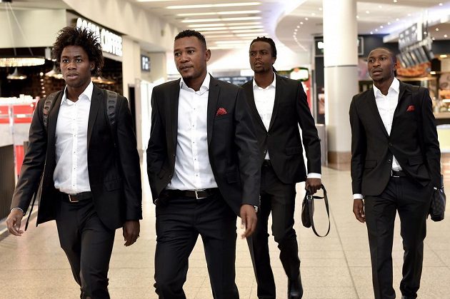 Fotbalisté Sparty (zleva) Tiémoko Konaté, Franci Litsingi, Costa a Kehinde Fatai na ruzyňském letišti před cestou do Moskvy.