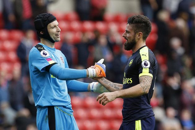 Gólman Arsenalu Petr Čech a jeho spoluhráč Olivier Giroud po výhře na hřišti Sunderlandu.