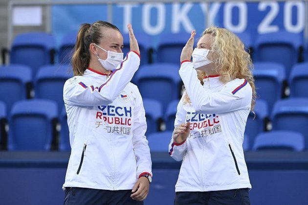 Barbora Krejčíková (vlevo) a Kateřina Siniaková se radují z vítězství v olympijském turnaji.
