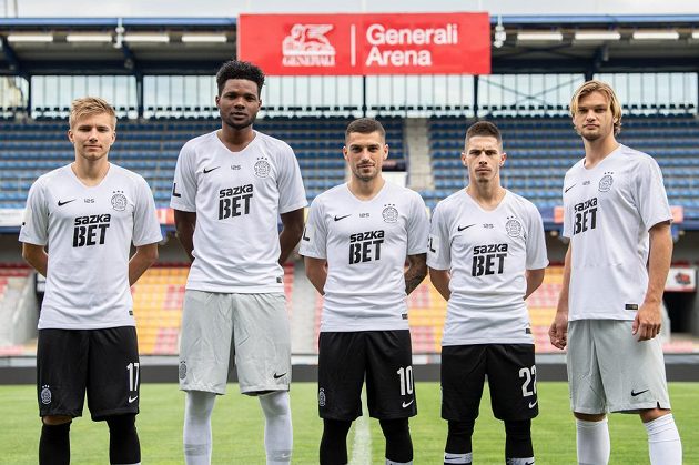 Fotbalisté Sparty Praha (zleva) Martin Frýdek, Benjamin Tetteh, Nicolae Stanciu, Srdjan Plavšič a Matěj Pulkrab v nové venkovní sadě dresů.