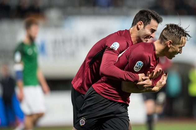 Fotbalisté Sparty Praha Nestor Albiach (vlevo) a Josef Šural oslavují třetí gól během utkání 11.kola HET ligy v Jablonci.