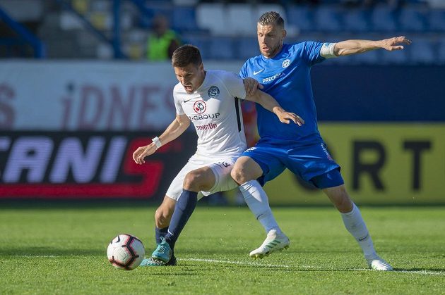 Radim Breite (vpravo) z Liberce a Lukáš Sadílek ze Slovácka v souboji o míč během utkání první fotbalové ligy.