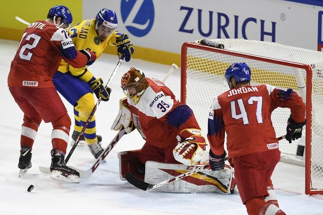 Druhý zleva Å véd Mika Zibanejad pÅed Äeským brankáÅem Davidem Rittichem.
