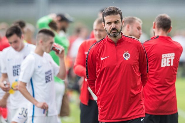 Trenér Sparty Praha Andrea Stramaccioni během přípravného utkání s FC MAS Táborsko.