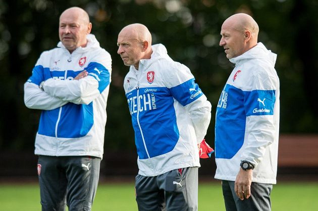 Trenér Karel Jarolím (uprostřed) a asistenti Boris Kočí (vpravo) a Miroslav Koubek během tréninku fotbalové reprezentace.