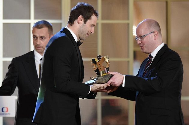 Gólman Petr Čech přebírá od premiéra Bohuslava Sobotky trofej pro vítěze ankety Fotbalista roku 2016.