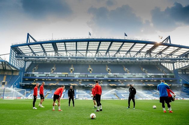 Fotbalisté Slavie při středečním tréninku na stadionu Chelsea.