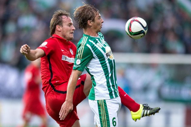 Brněnský stoper Pavel Košťál (vlevo) a Michal Hubínek z Bohemians během utkání 10. kola Synot ligy.