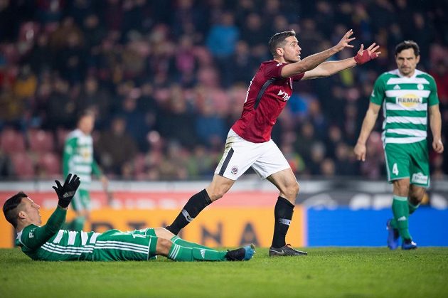 Alexandru Chipciu ze Sparty a Martin Dostál z Bohemians před nařízením penalty v záívěru utkání první ligy.