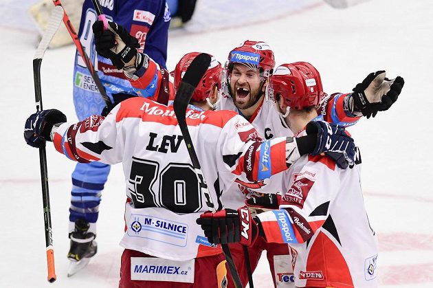 Hokejisté Jakub Lev, Radek Smoleňák a Lukáš Cingel z Hradce Králové oslavují gól.