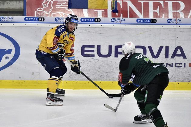 Zleva Antonín Honejsek ze Zlína a Michal Plutnar z Karlových Varů během utkání 14. kola hokejové extraligy