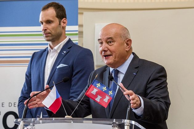 Starosta města Tours Serge Babary (vpravo) a brankář české fotbalové reprezentace Petr Čech.