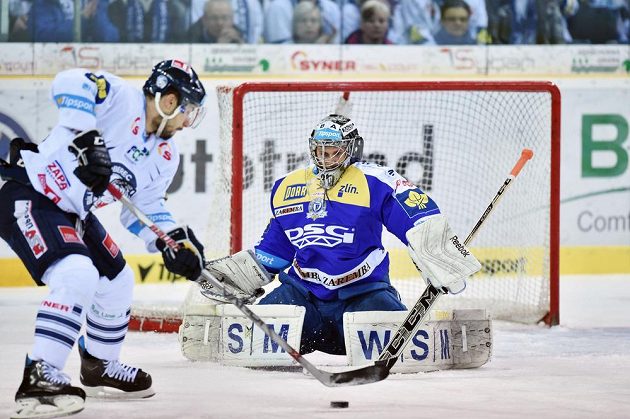 Liberecký útočník Jakub Valský před zlínským brankářem Petrem Zavadilem, který nastoupil poprvé v extralize od začátku utkání.
