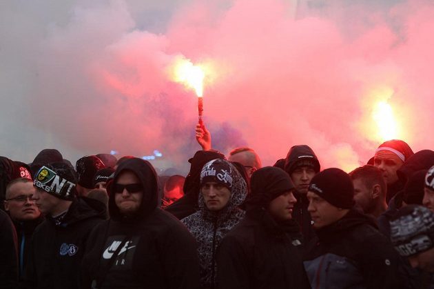 Fanoušci Baníku Ostrava se v Opavě vydali společným pochodem k fotbalovému stadionu.