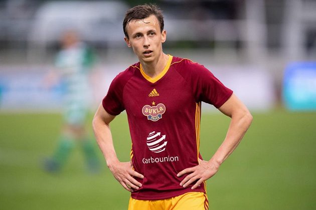 Daniel Tetour z Dukly Praha během utkání s Bohemians hraném v rámci nadstavby ve skupině o záchranu.