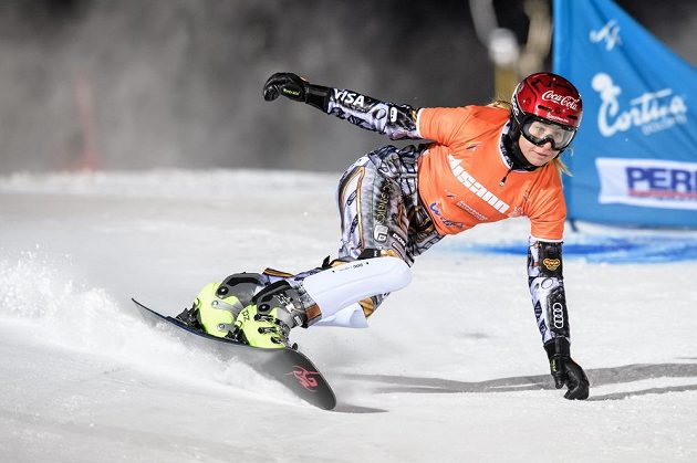 Snowboardistka Ester Ledecká během paralelního slalomu při Světovém poháru v italské Cortině.