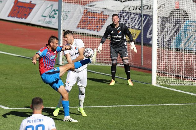 Zleva Tomáš Chorý z Plzně, Patrizio Stronati z Ostravy a brankář Ostravy Jan Laštůvka.