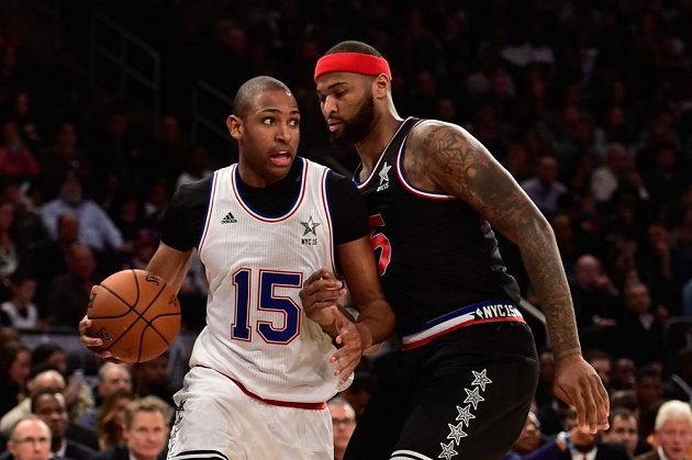 Al Horford (vlevo) z Atlanty v dresu Východu a DeMarcus Cousins ze Sacramenta v barvách Západu.