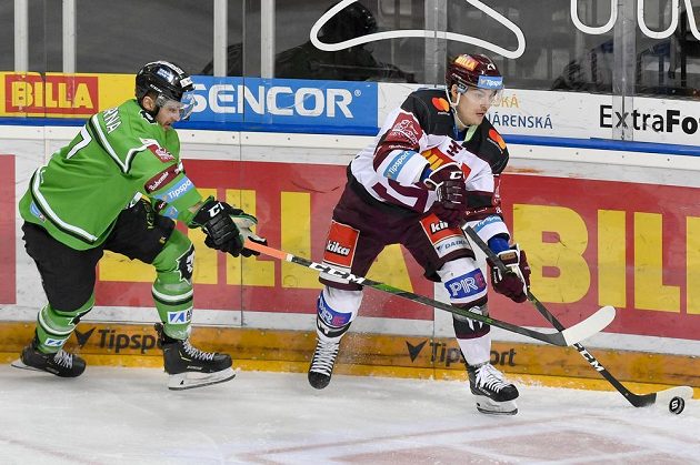 Zleva Radim Zohorna z Mladé Boleslavi a Petr Kalina ze Sparty v utkání 47. kola extraligy.