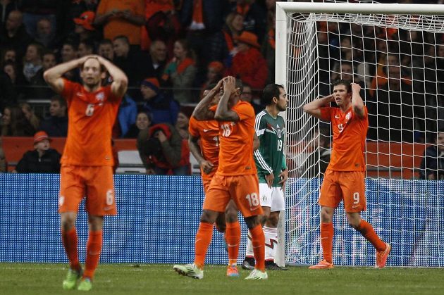 Nizozemští fotbalisté se chytají za hlavu po neproměněné šanci v přípravném duelu s Mexikem. Vpravo je útočník Klaas-Jan Huntelaar, třetí zprava záložník Georginio Weijnaldum.