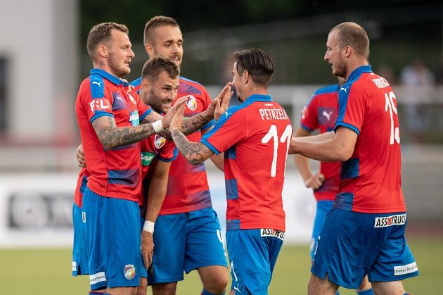 Fotbalisté Viktorie Plzeň (zleva) Jakub Řezníček, Radim Řezník, Luděk Pernica, Milan Petržela a Michael Krmenčík oslavují gól na 2:1 během utkání na Julisce.