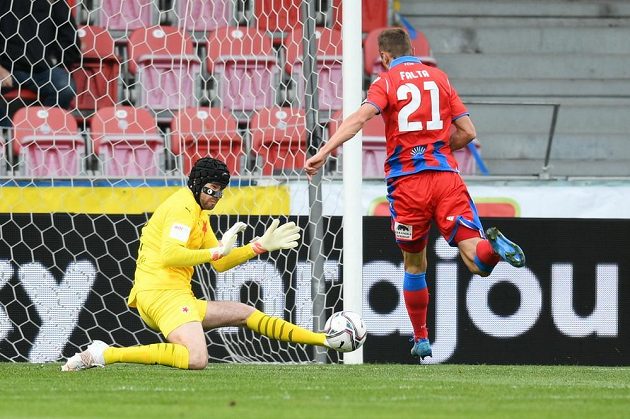 Plzeňský Šimon Falta ve velké šanci, Ondřeje Koláře v bráně Slavie ale nepřekonal.