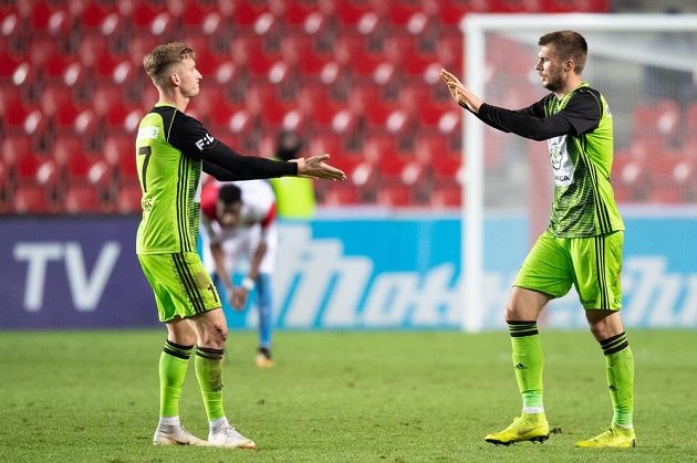 Fotbalisté Mladé Boleslavi Petr Mareš (vlevo) a Nikolaj Komličenko oslavují gól proti Slavii.