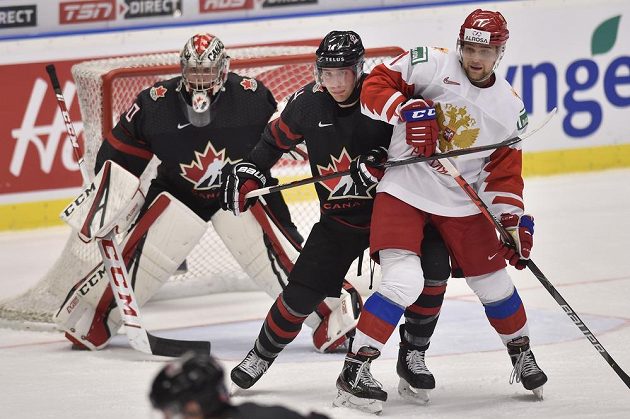 Zleva brankář Joel Hofer z Kanady, Jared McIsaac z Kanady a Alexandr Chovanov z Ruska.