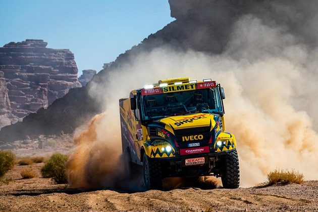 Posádka Martin Macík, František Tomášek, David Švanda z týmu Big Shock Racing s kamionem značky Iveco.