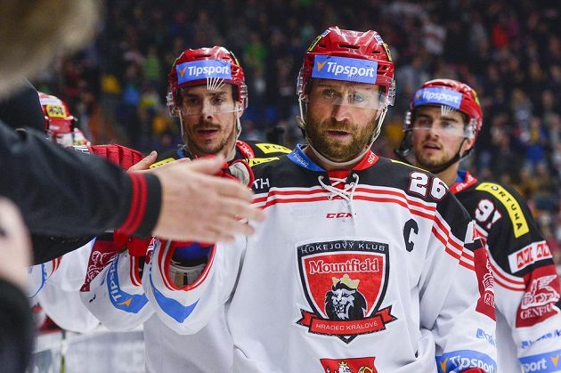 Zleva Jiří Šimánek, Jaroslav Bednář a Tomáš Knotek z Hradce Králové se radují z gólu.