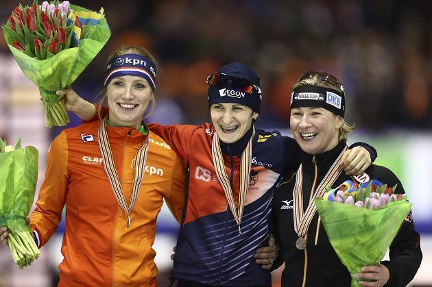 Tři nejlepší rychlobruslařky z trati 5000 m: (Zleva) stříbrná Carlijn Achtereekteová z Nizozemska, vítězka Martina Sáblíková a bronzová Němka Claudia Pechsteinová.